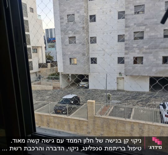 ניקוי קן בנישה של חלון הממד עם גישה קשה מאוד. טיפול בריתמת סנפלינג, ניקוי, הדברה והרכבת רשת נגד יונים.
